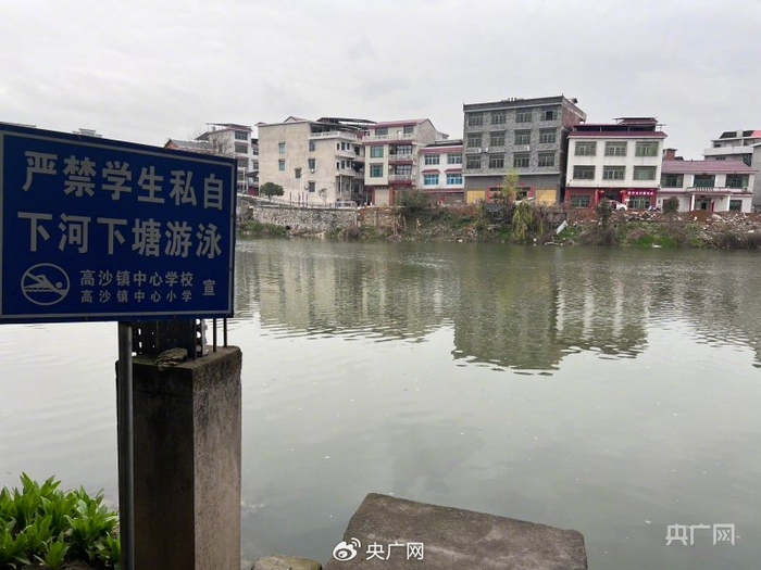 中和街屋后的河流，此处为中和街110号，当地居民反映这里一到夏天便臭气熏天。总台中国之声记者 管昕 摄