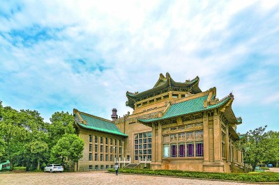 学生们在北京外国语大学图书馆内阅读.新华社发重庆大学图书馆一角.
