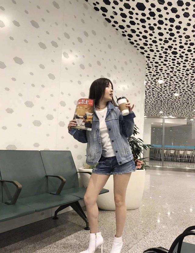 杨钰莹对自己"好狠",穿牛仔外套 短裤走机场,52岁硬装成00后