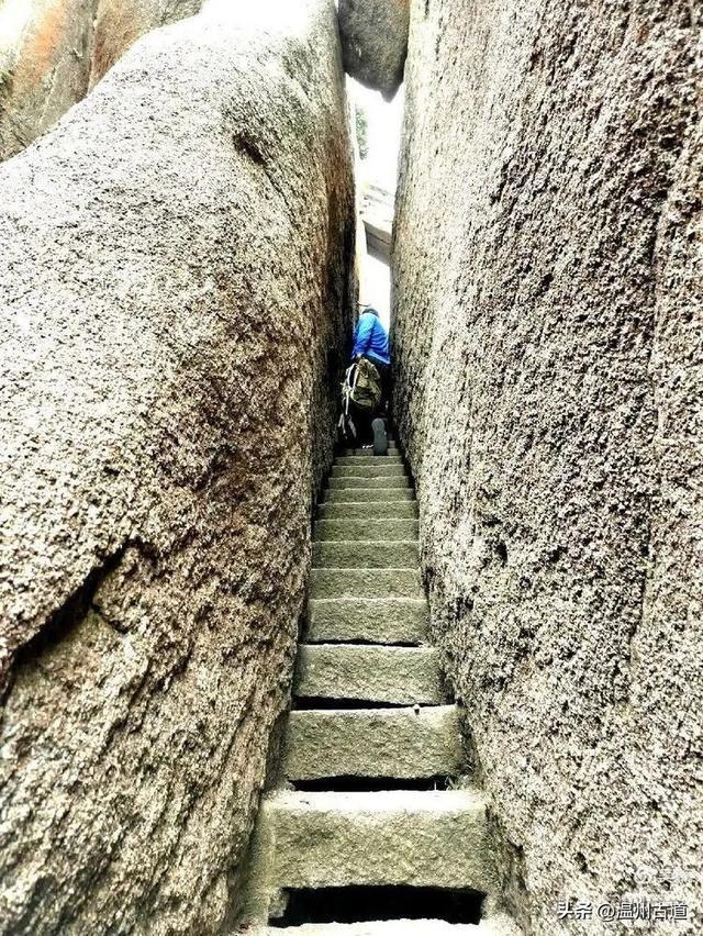 只能侧身攀爬的"空中一线天",我是脱下背包,侧着身子,手脚并用才爬