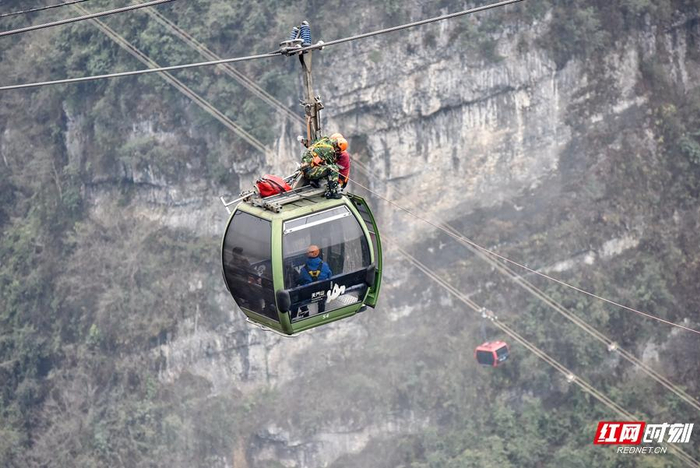 张家界5名游客被困高空天门山景区索道救援演练太真实
