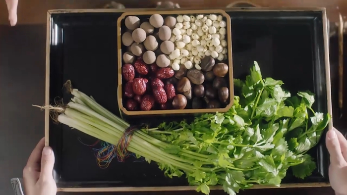 拜师礼中的芹菜。（图/《周生如故》）