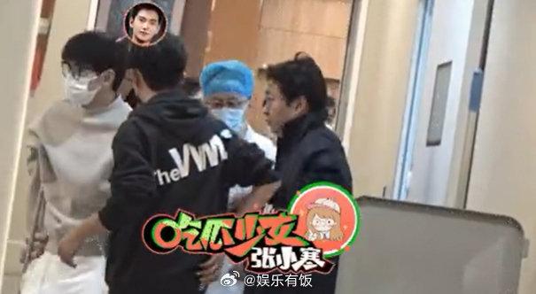 近日,有八卦媒体拍到@杨洋 拄着拐杖到医院就诊,经纪人贾士凯陪同的