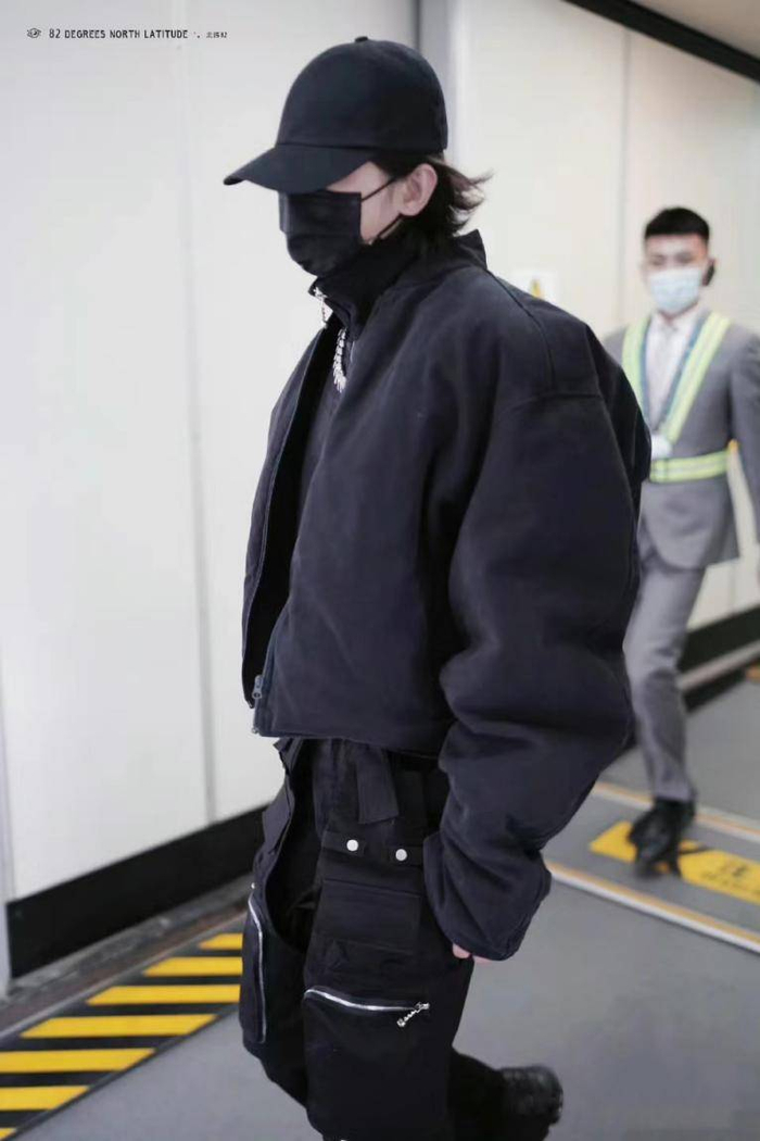 蔡徐坤机场造型硬朗有型三开门冰箱成优越身材新热词