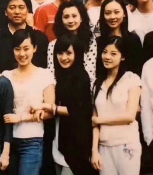 杨幂张小斐私下聚餐,手挽手暴露好交情,大学旧照都是贴在一起的