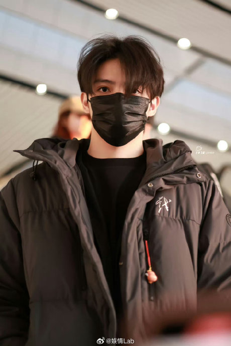 zz罗一舟 进组啦～演员舟舟再次上线 是戴着口罩也遮不住的帅气