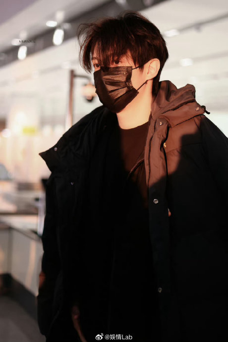 zz罗一舟 进组啦～演员舟舟再次上线 是戴着口罩也遮不住的帅气