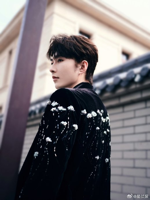 李歌洋,典型的鼠系帅哥,灵动双眸,迷人微笑,散发青春活力,让人难以抗