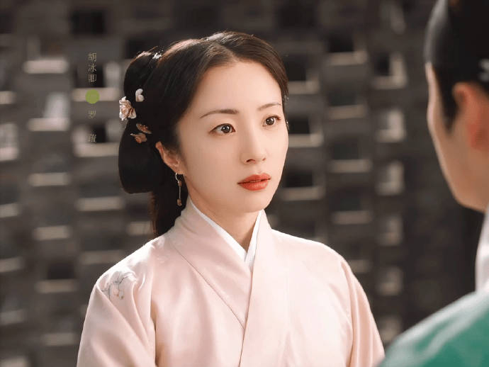 胡冰卿真的太好看了,我非常喜欢这样的一个服装,搭配上桃花海报…|胡