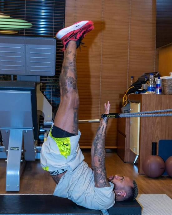 内马尔在ins上晒出了自己在健身房锻炼的照片,配文|内马尔|健身房