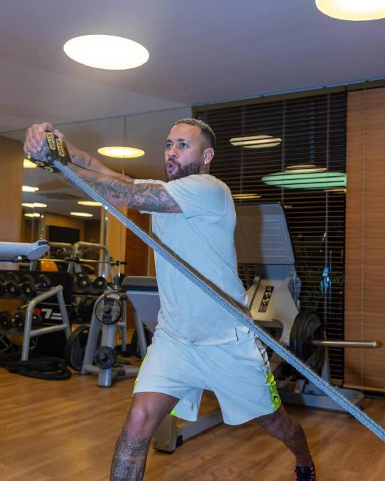 此前,内马尔被多次拍到身材发福走样,也被调侃成"肉马尔",目前来看