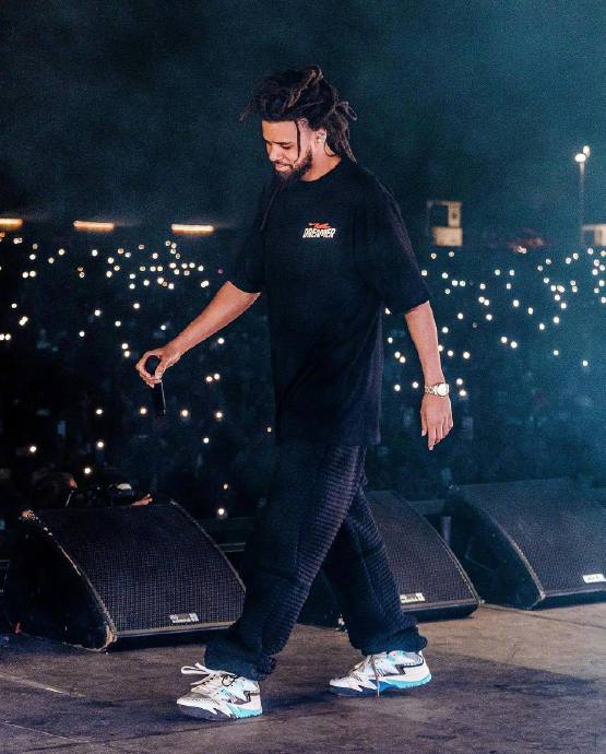 cole在他的新歌视频中曝光了他个人品牌鞋款dreamer indie_新浪新闻