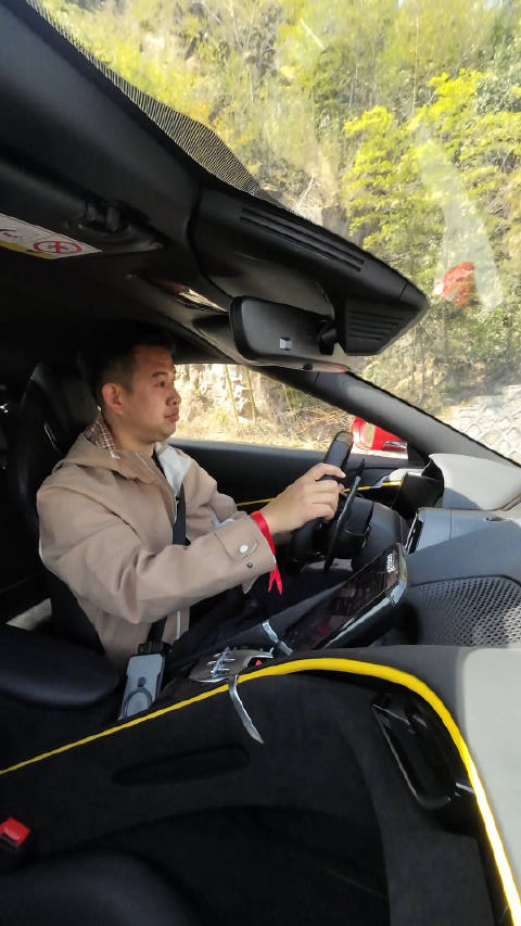 又飞了赶下一场顺便说单手开法拉利的男人最帅你们同意不
