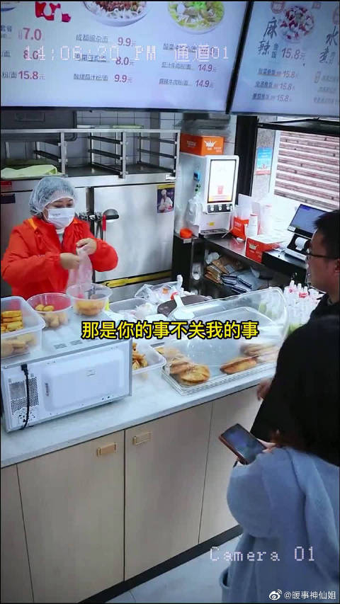 男子带女友在早餐店购买早餐用手直接接触食物还不买