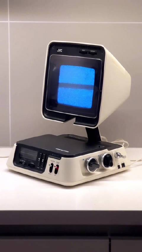 jvc1978年设计的金字塔胶囊电视屏幕不抬起就做收音机用