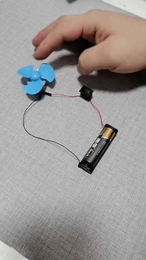 有人自制了一个奇葩的电风扇风扇不转电池转