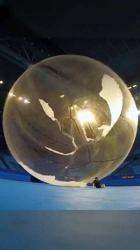 巨型气球爆破慢镜头