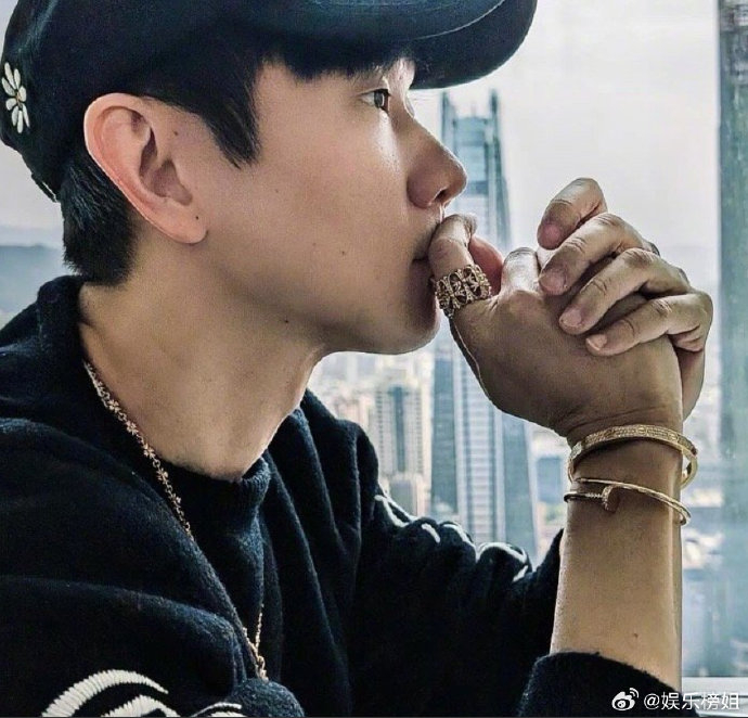 林俊杰最新营业照,脸和手的肤色差别好大,这是用了什么滤镜吗,手好黑