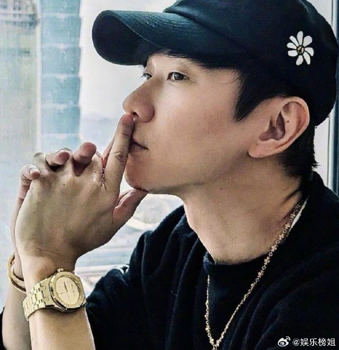 林俊杰最新营业照,脸和手的肤色差别好大,这是用了什么滤镜吗,手好黑
