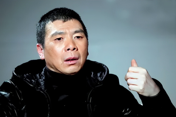 这一事件迅速引发了广泛关注和热议,不仅因为冯小刚本人的影响力,更