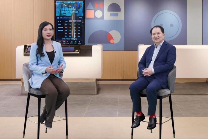 图：孙坚-首旅如家酒店集团总经理（右）、乐琰-《第一财经》产经频道副主编（左）