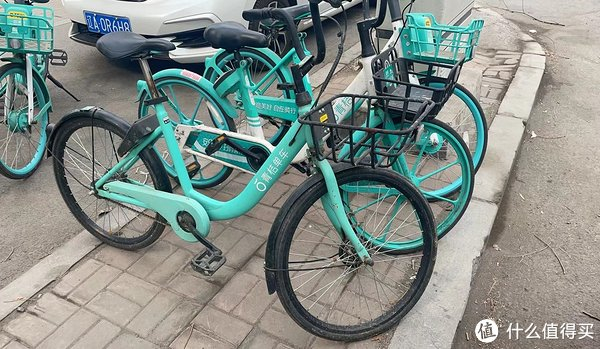 这些小蓝车和滴滴早期回收的部分ofo小黄车共同组成了最早的青桔单车.