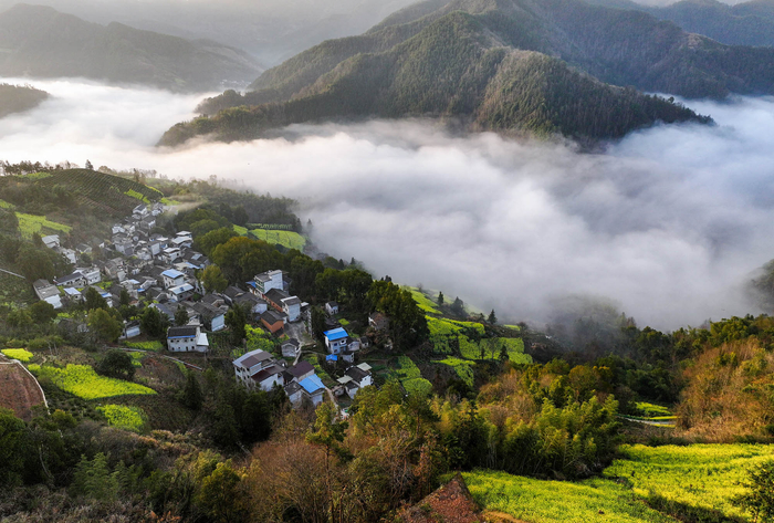 2024年3月20日,游人在安徽省黄山市歙县石潭村观赏云海景观.