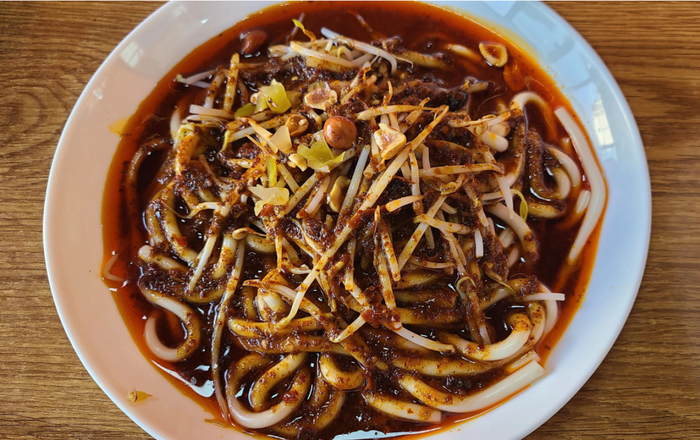 红彤彤的麻辣烫丨拍摄  呲呲