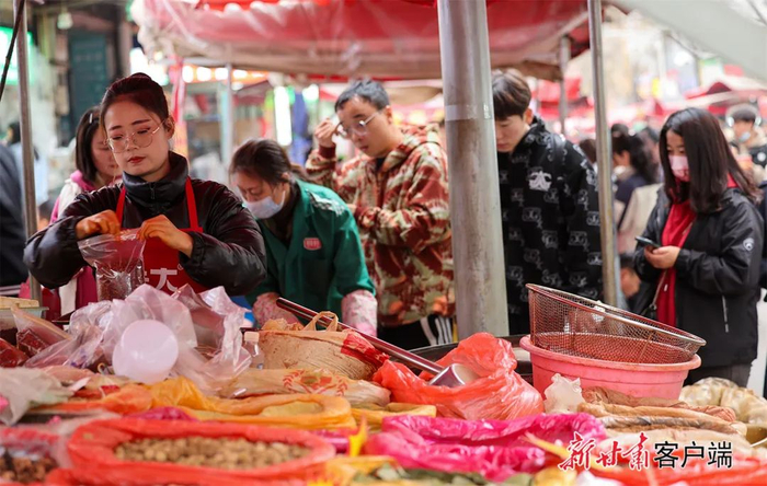 在天水市秦州区光明巷的一家调料摊点，商家正在为游客打包甘谷辣椒面。新甘肃·甘肃日报记者 冯乐凯