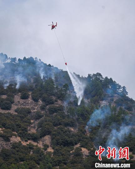 四川雅江森林火灾扑救中的空中力量