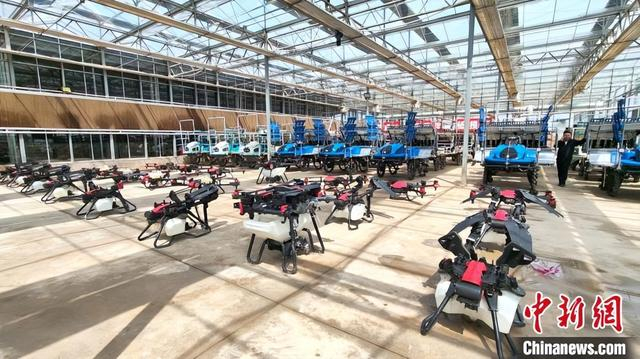 图为江西省绿能农业发展有限公司的无人机以及其它农机设备。受访者供图