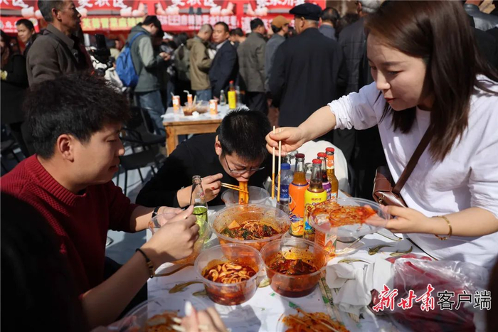 在天水麻辣烫“吃货节”上，游客正在品尝麻辣烫。新甘肃·甘肃日报记者 冯乐凯