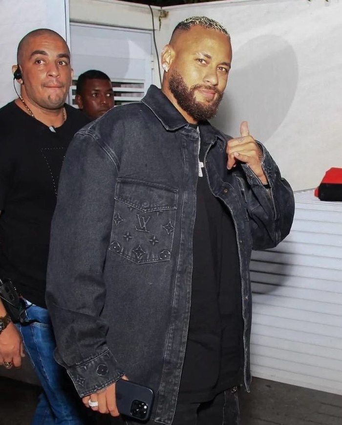 此前,内马尔被多次拍到身材发福走样,也被调侃成"肉马尔",但目前来看