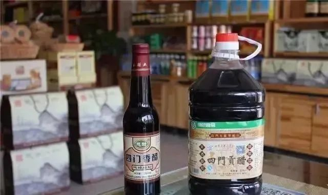 以祖方百味中药踩曲,用麦麸皮作主料,摄取清醇甘冽泉水,入陶缸发酵