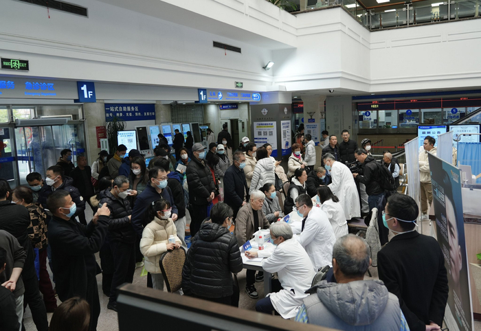 来自复旦大学附属华山医院,上海交通大学医学院附属瑞金医院,上海交通