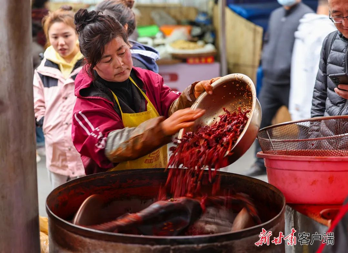 商家正在碾制甘谷辣椒。新甘肃·甘肃日报记者 冯乐凯