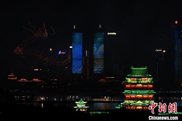 图为2024年2月24日，南昌市烟火晚会上2400架无人机编队、悬停，组成的“巨龙”翱翔在赣江两岸上空。刘思伟