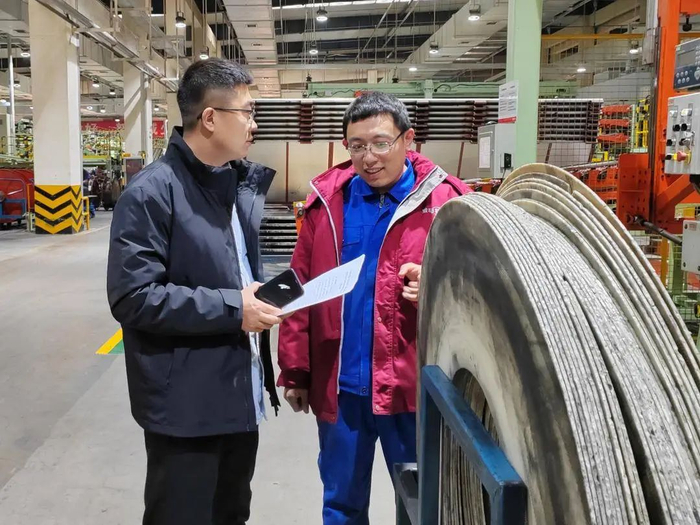 朝阳市科技局工作人员正在给企业讲解相关政策。