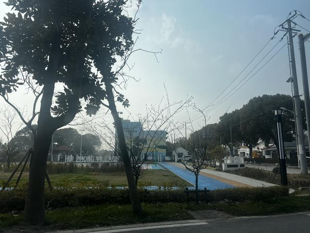 浦江镇的汇中村，村口有一些公共设施，包括儿童游乐设施和养老院。 王昀 图