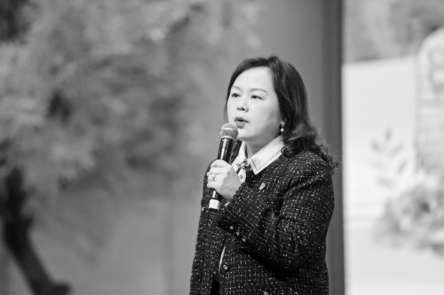 她用30页手记和小燕子"腻"在一起|宝山区|校长|老师_新浪新闻
