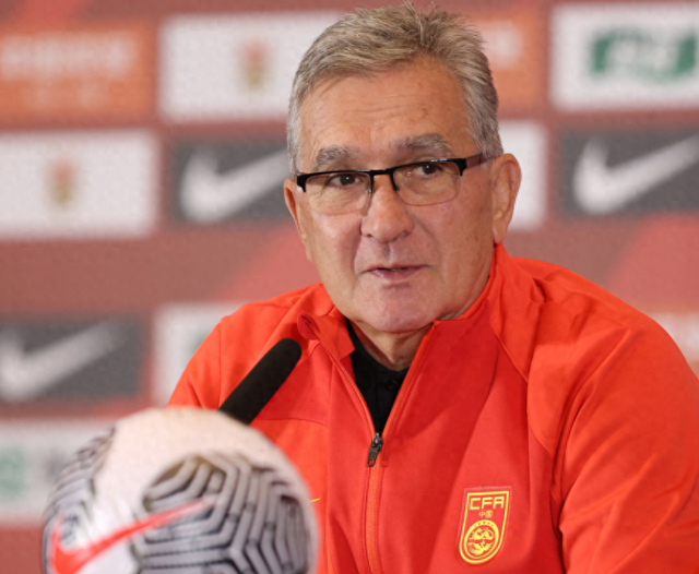 国足阵容有三个悬念,伊万如何选择门将后腰边前卫|伊万科维奇|国足