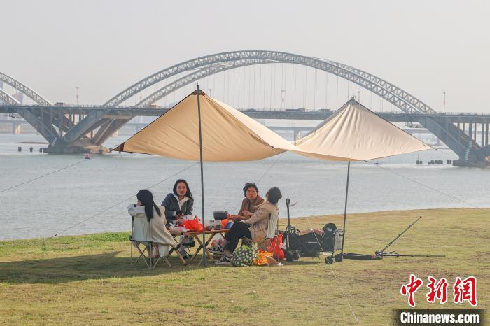 江西南昌春分时节阳光明媚市民外出游玩赏大美春景