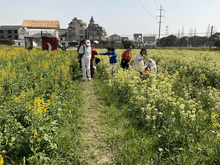 比如全新设置了希屋咖吧,游客可以在漫步花海的同时喝杯咖啡小憩一下