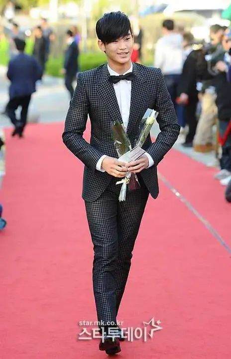 韩娱现状一半人追着柳俊烈骂另一半重新爱上了自律的金秀贤