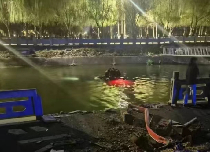 事发现场据李政当日的同伴李嘉笙回忆,3月17日凌晨5时许,东坡湖水闸