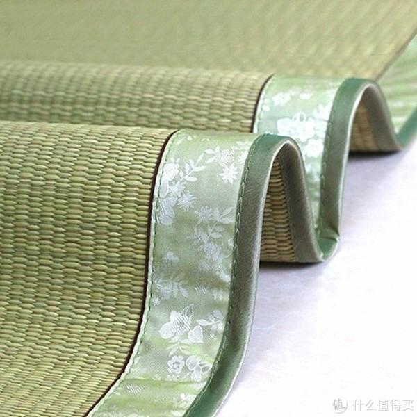 草席是用一些草,比如席草(灯芯草(蔺草),蒲草,马兰草等)编织而成的.