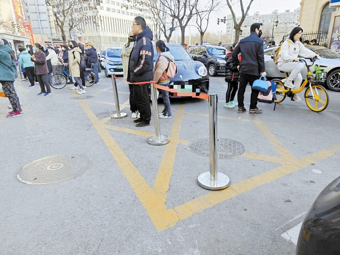 和平区中心小学门口机动车占网格线