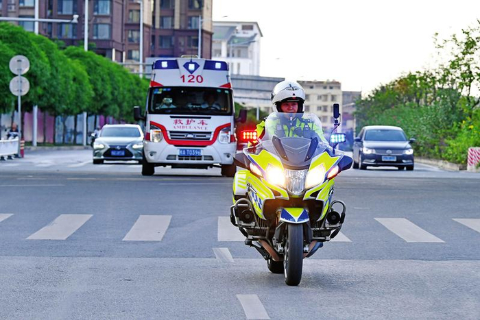 南宁交警启动"生命救护绿波"机制护送急重症患者就医.