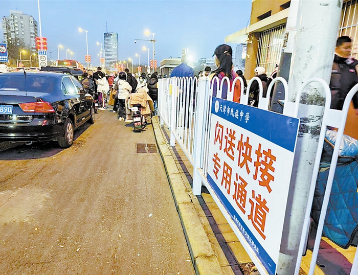 红桥区民族中学门口拥堵严重