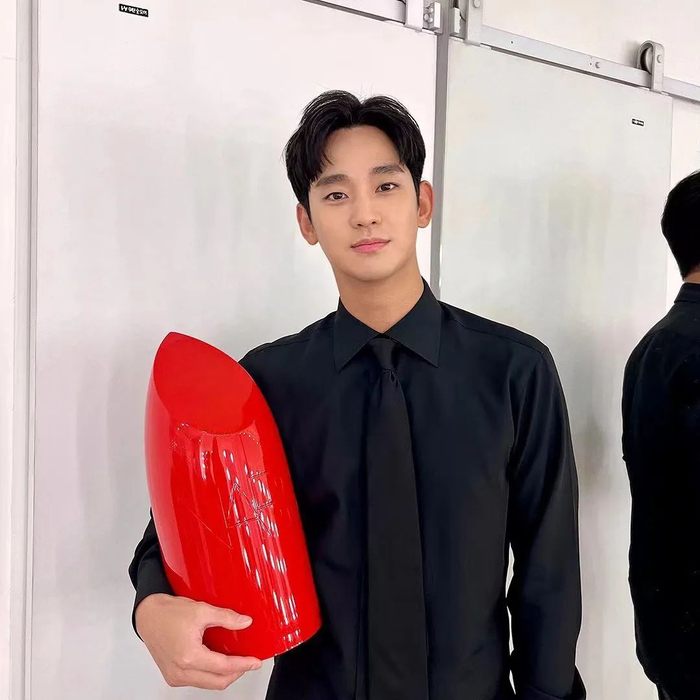 韩娱现状一半人追着柳俊烈骂另一半重新爱上了自律的金秀贤